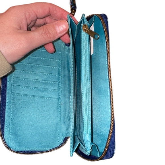 Travelon Blue Pattern Wristlet Wallet - Picture 6 of 9